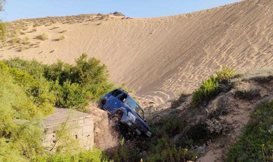 Arbus, con la Jeep sulle mitiche dune, ma perde il controllo e si arena: multato un 44enne
