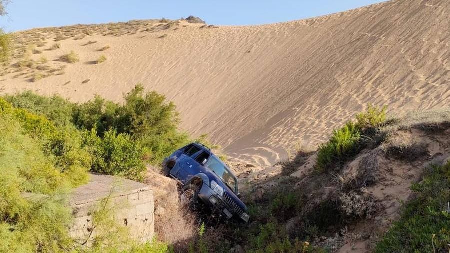 Arbus, con la Jeep sulle mitiche dune, ma perde il controllo e si arena: multato un 44enne