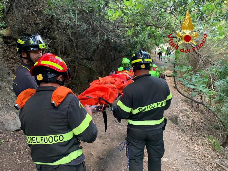 Cade durante un’escursione a Gorropu, 56enne soccorsa dai vigili del fuoco