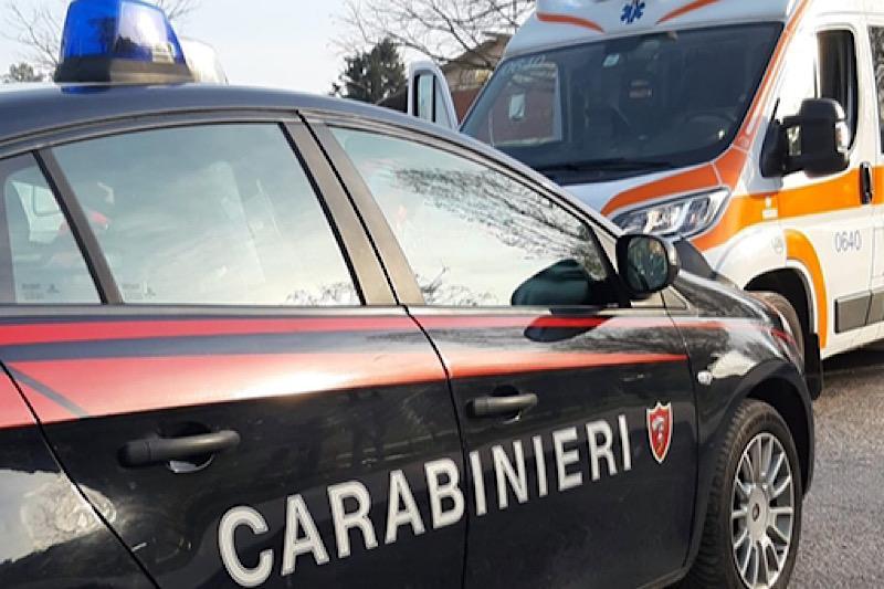 Un'ambulanza e una pattuglia dei carabinieri (foto d'archivio)