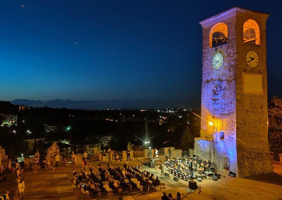 Castelvetro. Piazza da sistemare, servono fondi. E il Comune è in cerca di sponsor<br type="_moz" />
