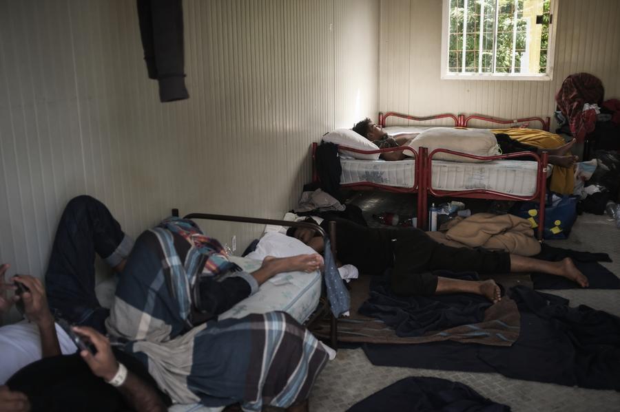 Migranti, il sistema è saltato: «Non c’è più posto». Le Regioni si ribellano all’accoglienza