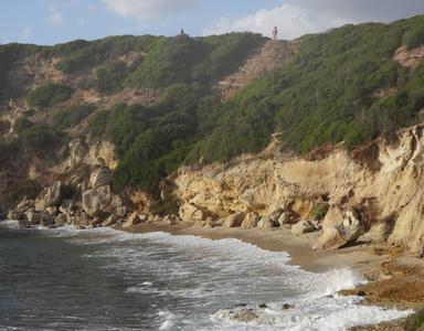 S’Archittu, la pioggia provoca una frana nella spiaggia vietata