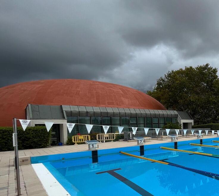L’esterno della piscina comunale coperta con la cupola oggetto del restyling (Foto Franco Silvi)