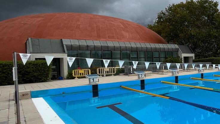 L’esterno della piscina comunale coperta con la cupola oggetto del restyling (Foto Franco Silvi)