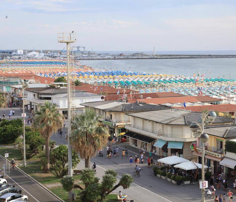 Una veduta della spiaggia di Viareggio (foto di archivio)