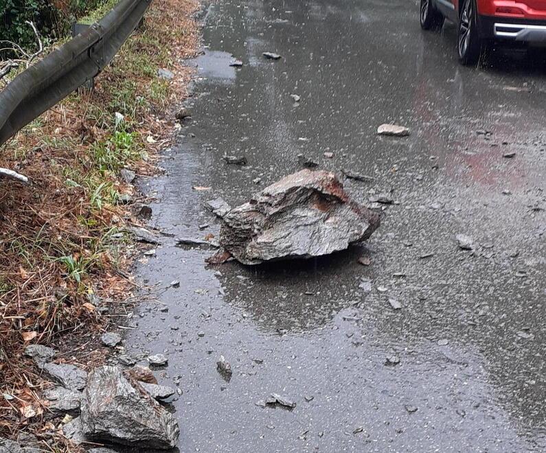 Il masso caduto in via Bassa Tambura