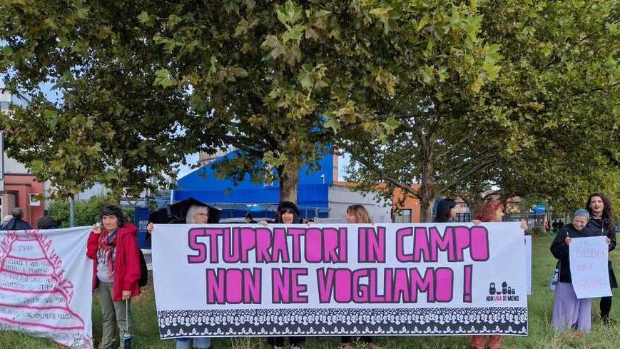 La protesta davanti allo stadio «Portanova non scenda in campo»