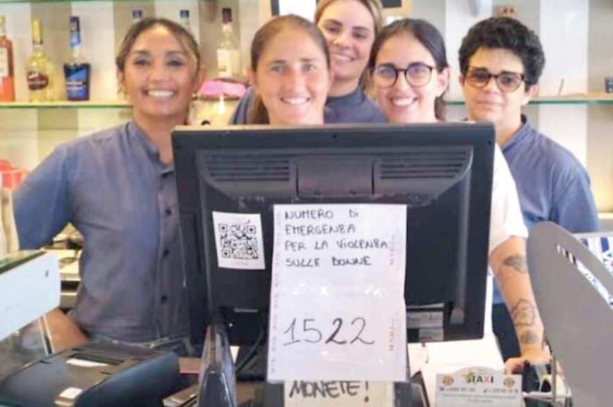
	Le donne del bar Marisol a Marina di Campo

