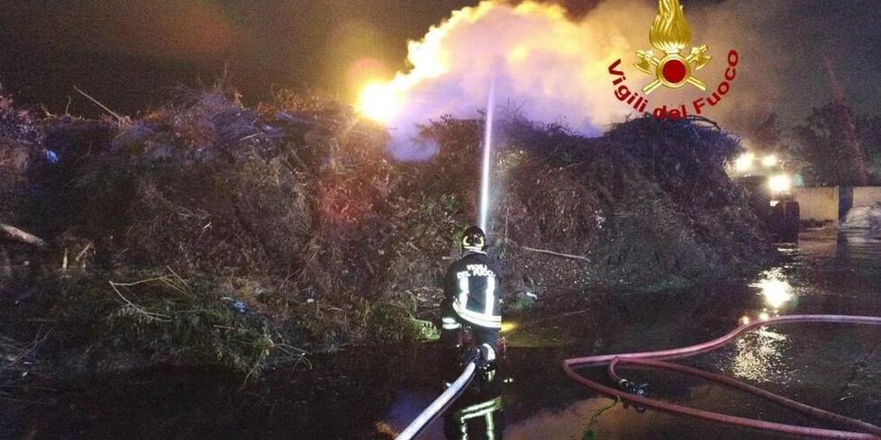 Maxi incendio all’isola ecologica Notte di superlavoro per i pompieri
