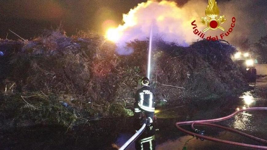 Maxi incendio all’isola ecologica Notte di superlavoro per i pompieri