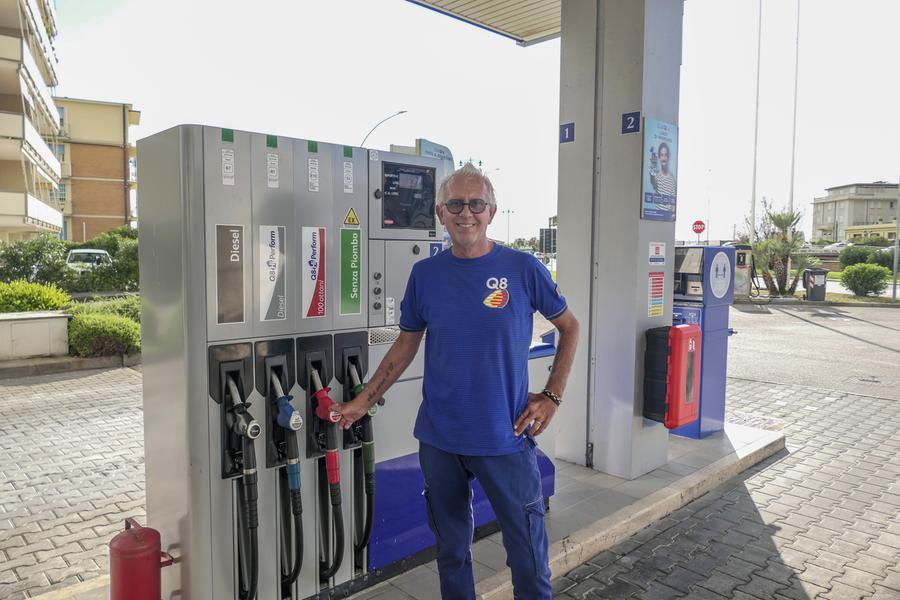 L’estate più nera dei benzinai, il titolare di un impianto di Viareggio: «Gli affari crollano e ci chiamano ladri»