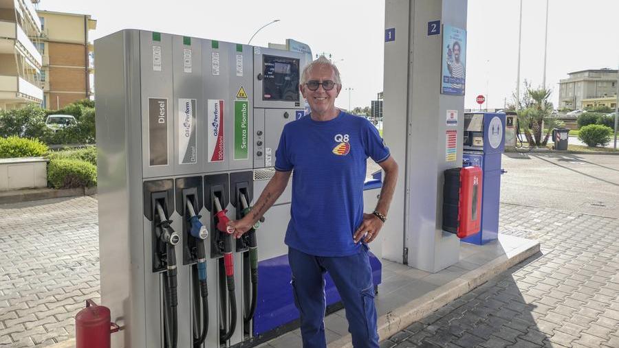L’estate più nera dei benzinai, il titolare di un impianto di Viareggio: «Gli affari crollano e ci chiamano ladri»