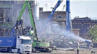 Demolizioni industriali alla Jsw (foto di Paolo Barlettani)