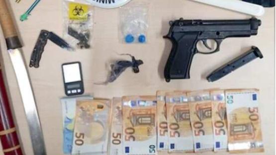 
	Le armi, le dosi di cocaina e i contanti messi sotto sequestro dai carabinieri della compagnia di Portoferraio

