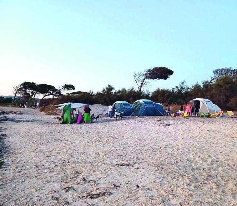 Tende abusive alle Spiagge Bianche (foto d’archivio)