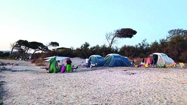 Tende abusive alle Spiagge Bianche (foto d’archivio)