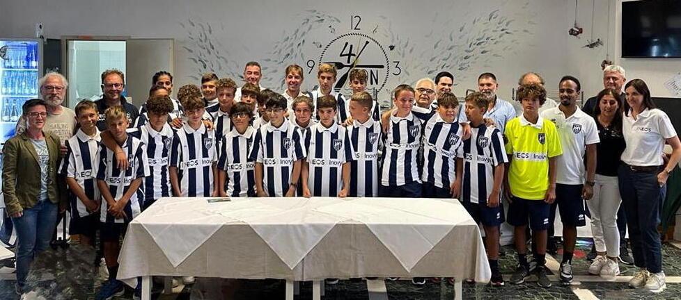 La formazione dei Giovanissimi B del Rosignano Solvay con le maglie consegnate durante la serata