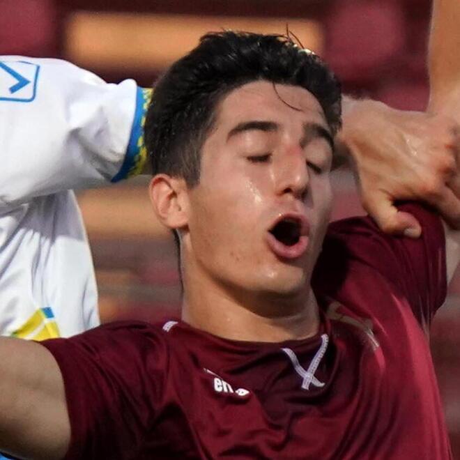 Samuele Angori. Il difensore in azione con la maglia granata (foto Silvi)