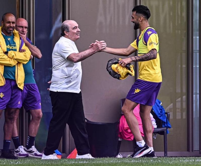 Nico Gonzalez stringe la mano a Commisso al suo arrivo al centro sportivo di Bagno a Ripoli (foto: Acf Fiorentina)