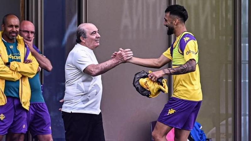 Nico Gonzalez stringe la mano a Commisso al suo arrivo al centro sportivo di Bagno a Ripoli (foto: Acf Fiorentina)