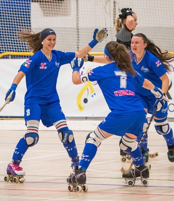 Le azzurre esultano dopo avere segnato un gol alla Germania nella partita d’esordio ai campionati europei di hockey sulla pista di Correggio