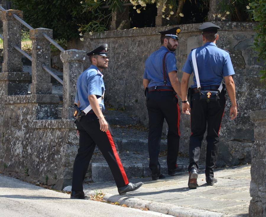 Domus de Maria, spintona la mamma che gli rifiuta i soldi per la droga e minaccia i carabinieri: arrestato un 28enne