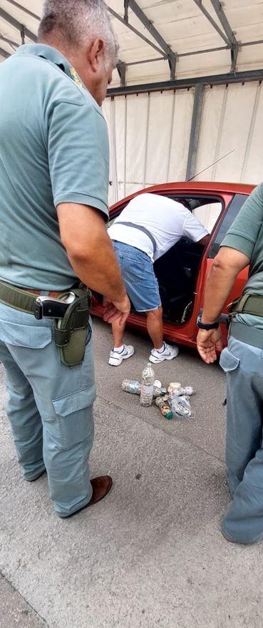 Sotto il sedile dell’auto oltre 7 chili di sabbia e conchiglie: a Porto Torres bloccato turista in partenza