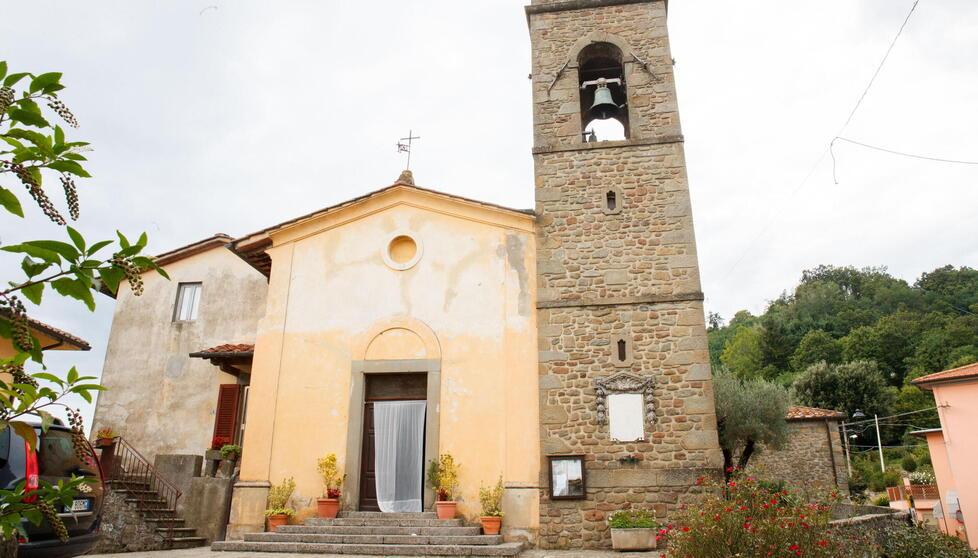 Benedizione ai fucili da caccia a Pistoia, niente acqua santa sulle doppiette: don Alessio chiede scusa e rinuncia