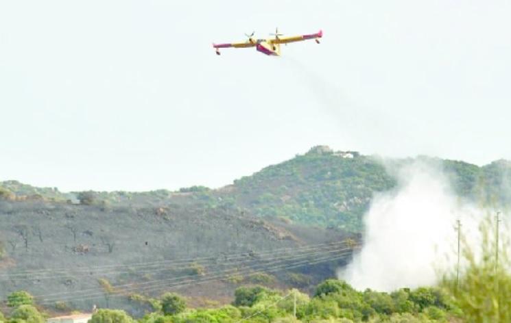 Olbia, città nella morsa del fuoco: aerei dirottati per ore