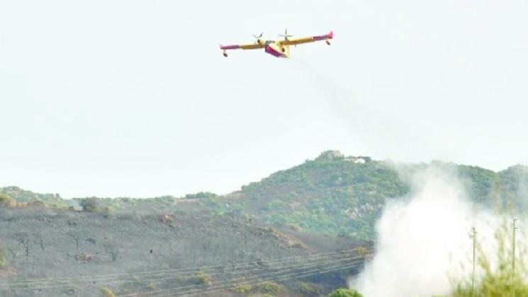 Olbia, città nella morsa del fuoco: aerei dirottati per ore