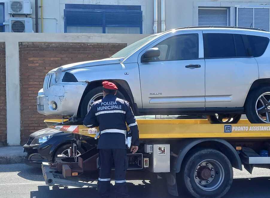 Un’auto senza assicurazione rimossa dalla municipale. Foto d’archivio
