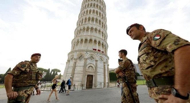 Militari di “Strade sicure” in servizio alla Torre di Pisa