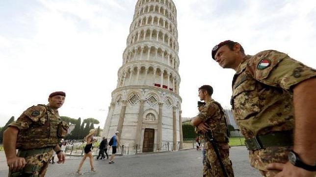 Militari di “Strade sicure” in servizio alla Torre di Pisa