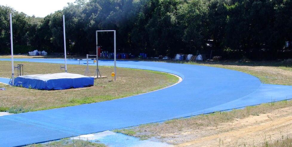 La pista d’atletica del campo “Luciano Simeone” di Piombino con il nuovo tartan blu (Foto Paolo Barlettani))