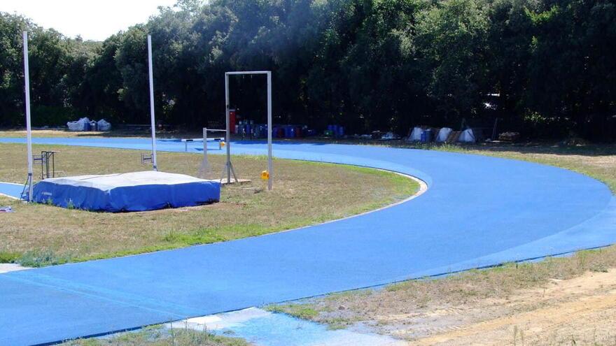 La pista d’atletica del campo “Luciano Simeone” di Piombino con il nuovo tartan blu (Foto Paolo Barlettani))