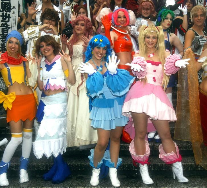 Alcune cosplayers ragazze vestite come personaggi dei fumetti manga in una foto d’archivio