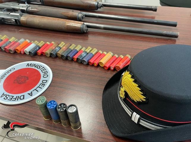 Collesalvetti, teneva fucile e pugnali accanto alla cassa: arrestato un imprenditore