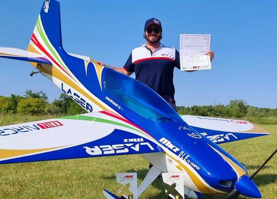 Sacha Cecconi con i suoi modellini di aereo in gara a Leszno