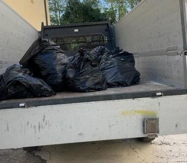 Parte dei rifiuti rimossi dalla casa della donna invalida