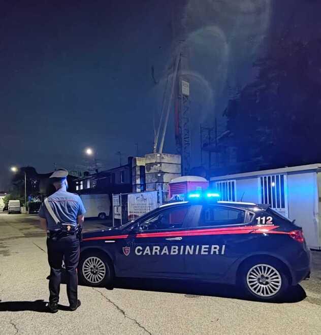 Cade da una scala e fa un volo di 5 metri. Ferito un 55enne