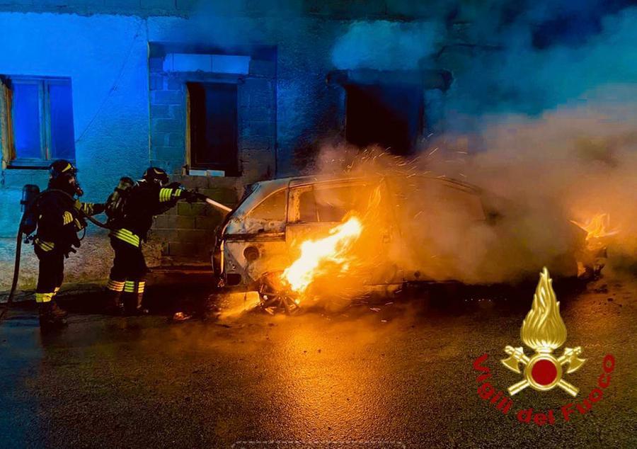 Padru, auto in fiamme nella notte: indagano i carabinieri