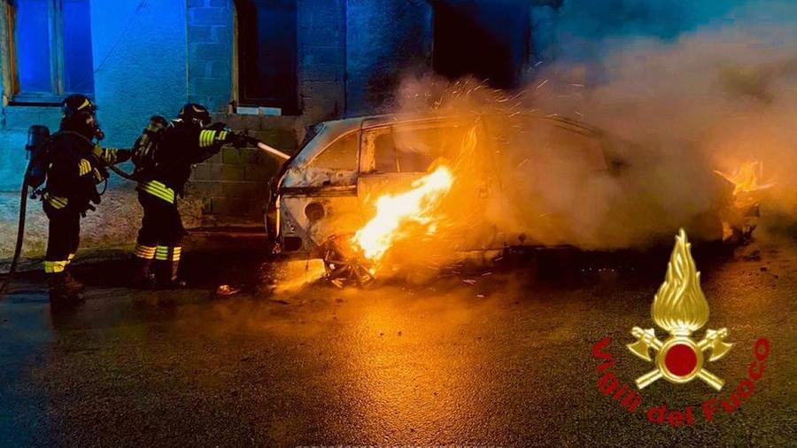 Padru, auto in fiamme nella notte: indagano i carabinieri
