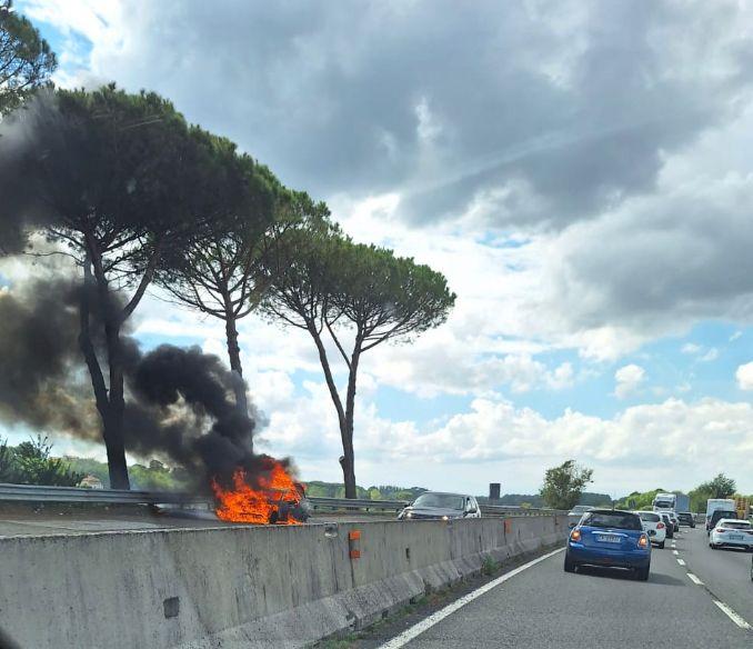 L'auto in fiamme