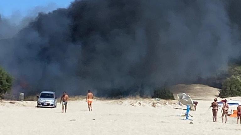 Olbia, incendio e bombole esplose nella spiaggia di Bados: paura per le sorti di un bambino disperso