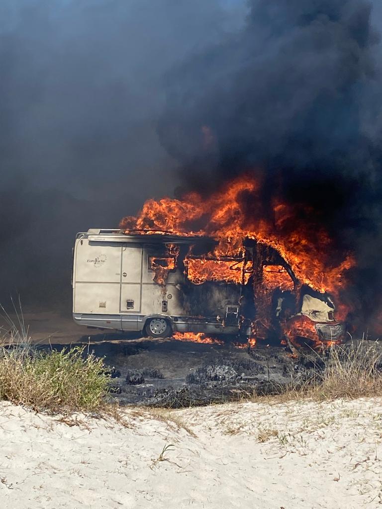 Tragedia a Bados: morto un bambino di 11 anni nell’incendio scoppiato su un camper, genitori in ospedale
