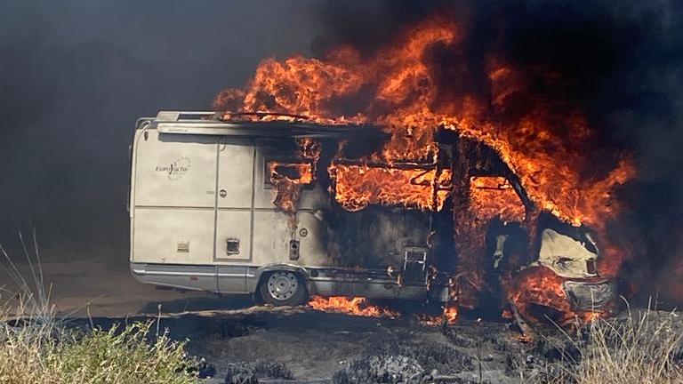 Tragedia a Bados: morto un bambino di 11 anni nell’incendio scoppiato su un camper, genitori in ospedale