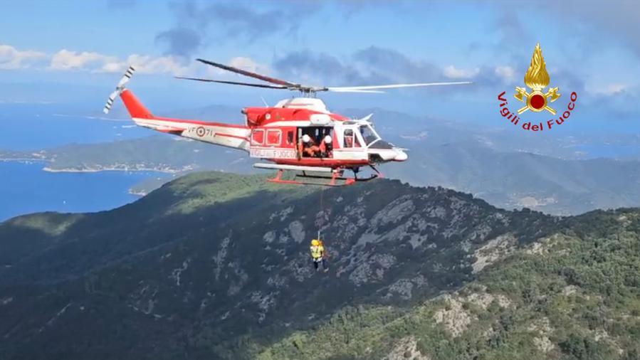 Cade sul sentiero del Capanne, recuperato con l’elicottero dei vigili del fuoco – Video