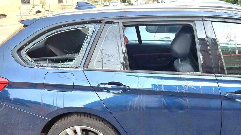 Castelvetro. Raid dei vandali sulle auto in sosta: vetri spaccati e un ladro si ferisce<br>