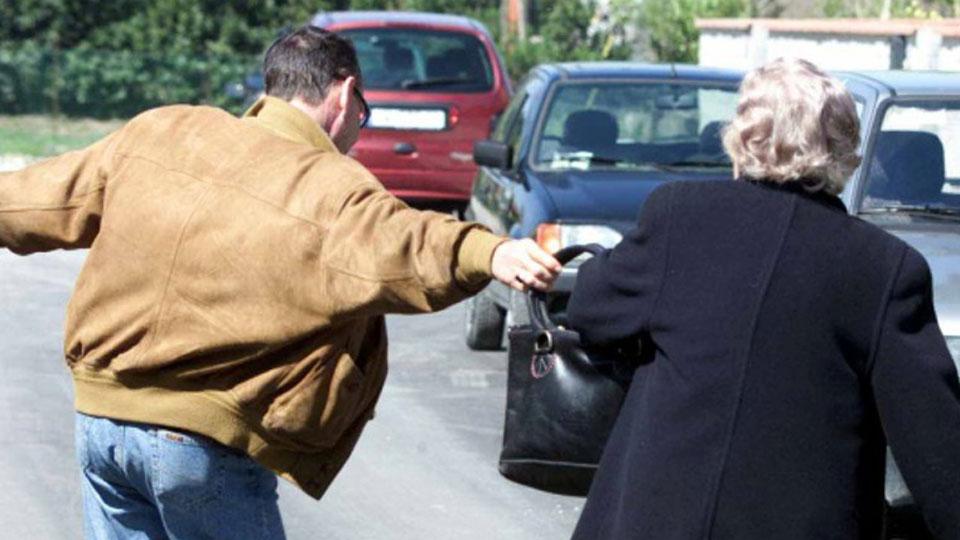 Pontedera, scippata a 90 anni dopo la messa: l’abbraccio per strapparle la collana poi la fuga